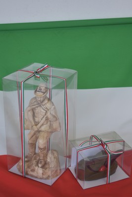 Ceramiche d-Arte di Albisola - Scultura che riproduce un Alpino fuciliere della Prima Guerra Mondiale e cappello Alpino